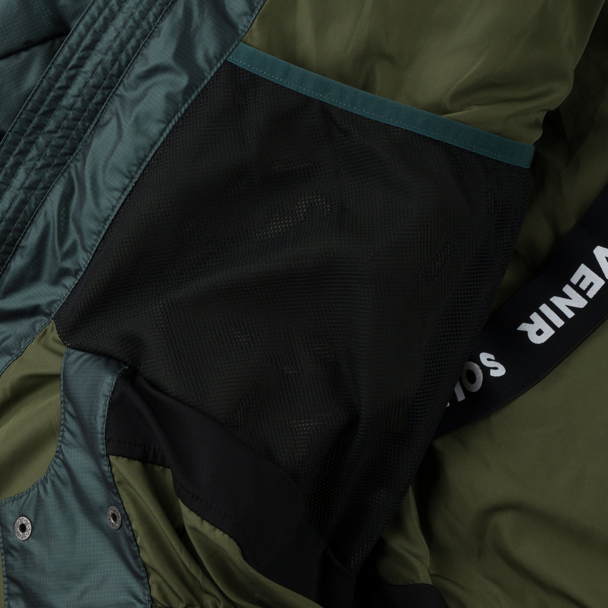 Mountain Puffy deep forest 400 fill synthetic down insulation ykk vislon zipper power skirt ykk zipper wolrd logo montreal souvenir cold temperature warm jacket winter snowboard snowboarding outerwear waterproof puffy vintage rideable puffy boarder street fashion ripstop 
